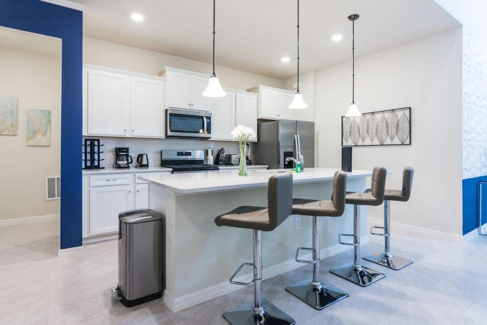 Coffee/tea facilities, Kitchen or kitchenette, Dining area, oven, stove, toaster