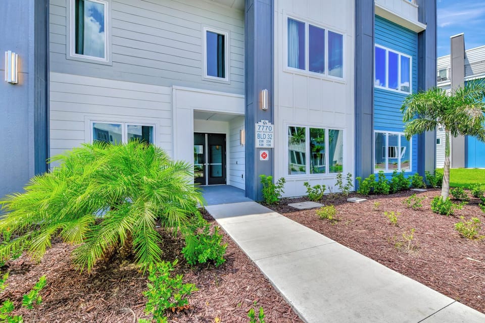 Property building, Spring, Day, Garden