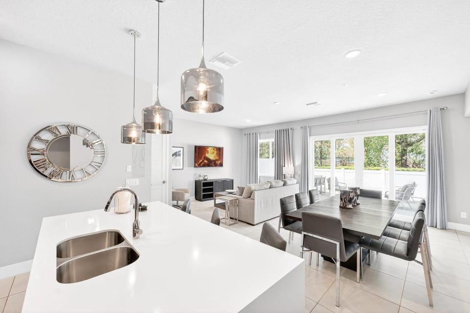 TV and multimedia, Living room, Seating area, Dining area