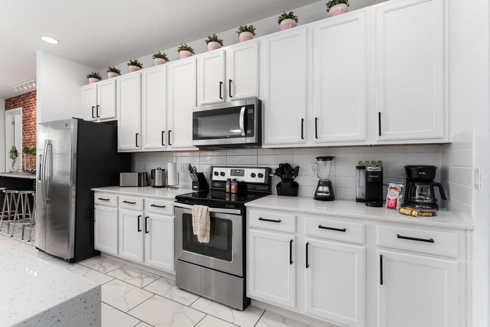 Coffee/tea facilities, Kitchen or kitchenette, oven, stove, toaster