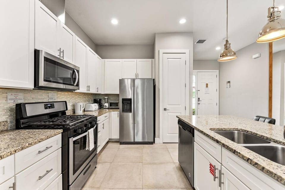 Coffee/tea facilities, Kitchen or kitchenette, oven, stove, toaster