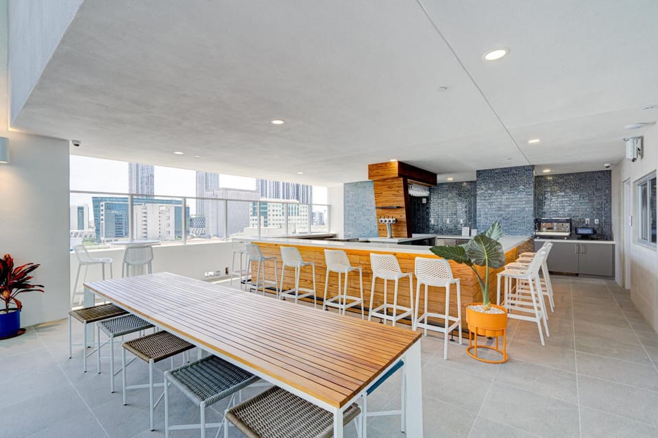 Restaurant/places to eat, Lounge or bar