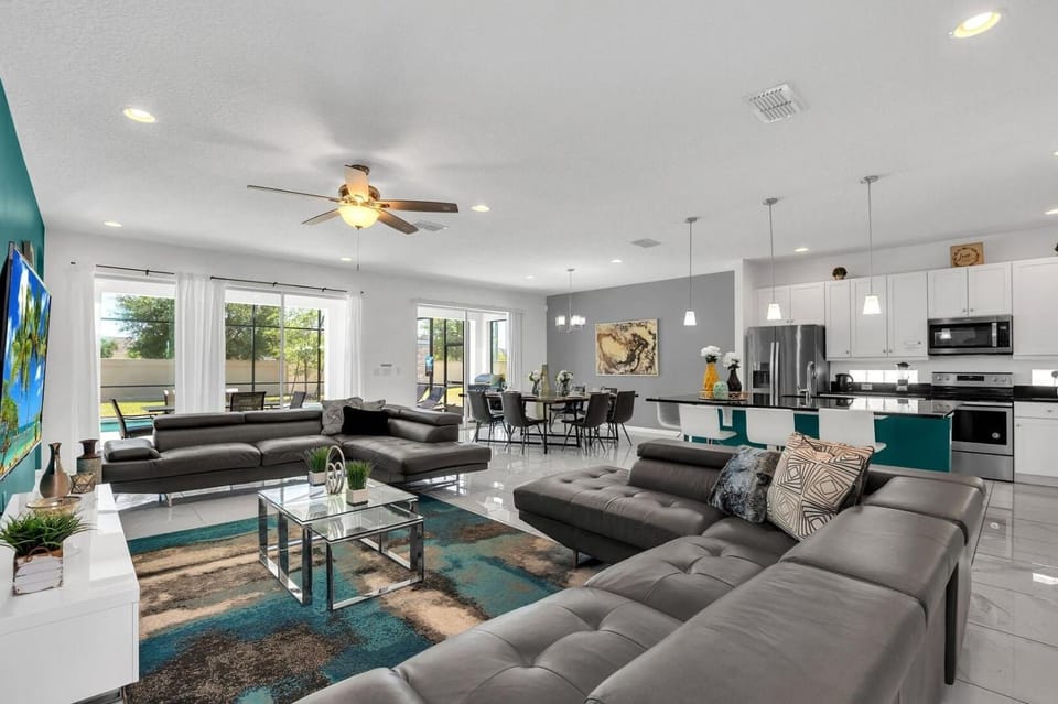 TV and multimedia, Living room, Seating area, Dining area