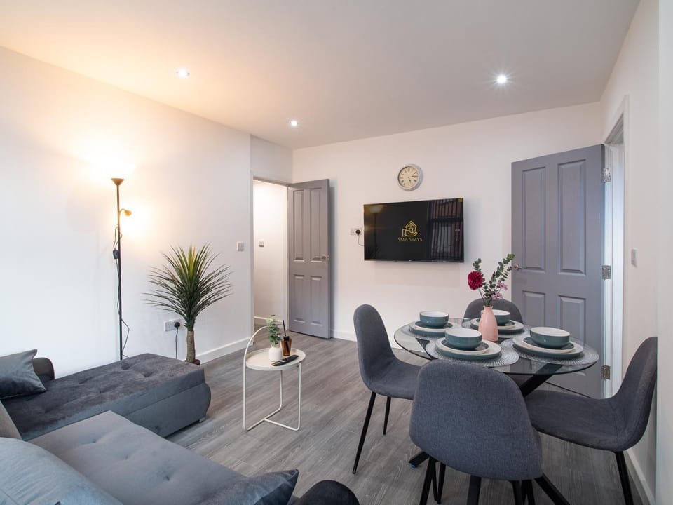 TV and multimedia, Seating area, Dining area