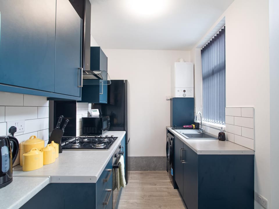 Kitchen or kitchenette, dishwasher, minibar, oven, stove, toaster