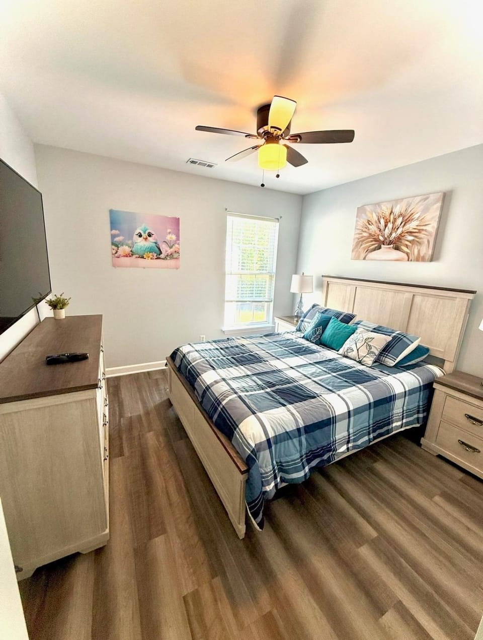 Bed, TV and multimedia, Bedroom
