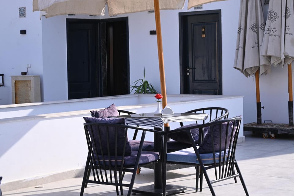 Patio, Day, View (from property/room), Balcony/Terrace, Living room, Seating area, Dining area
