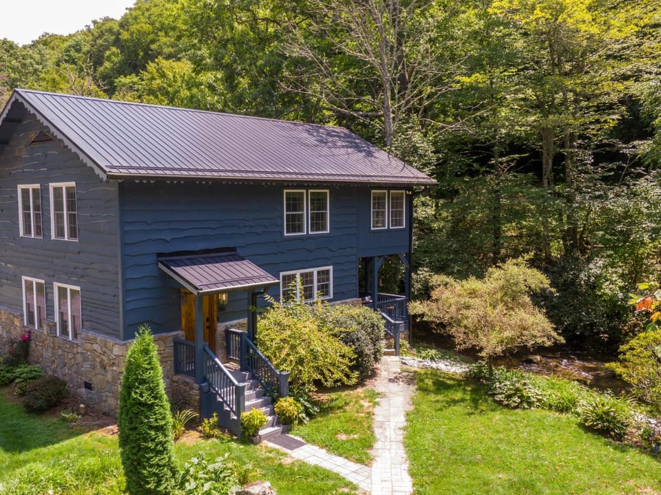 Riverside Retreat House in Watauga