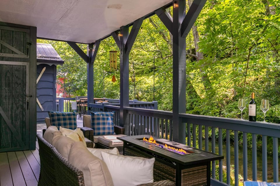 Riverside Retreat House in Watauga