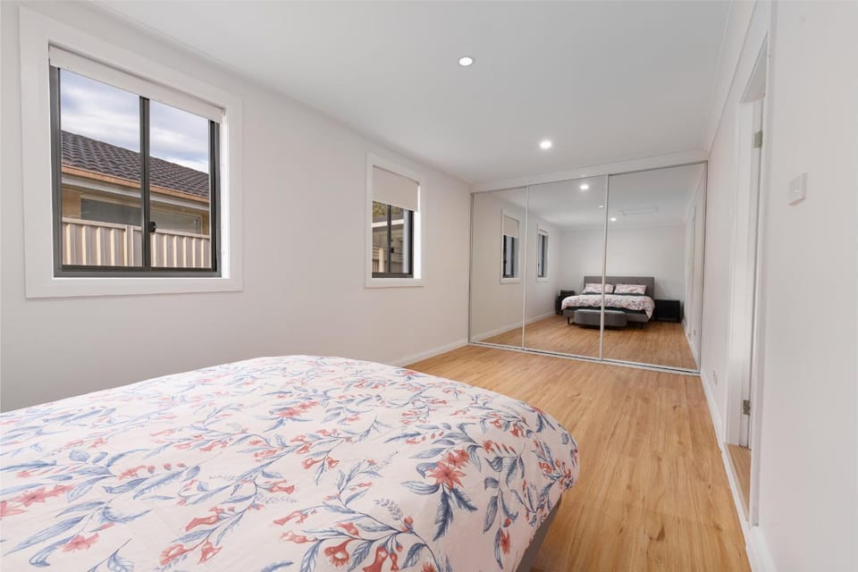 Photo of the whole room, Bedroom, wardrobe