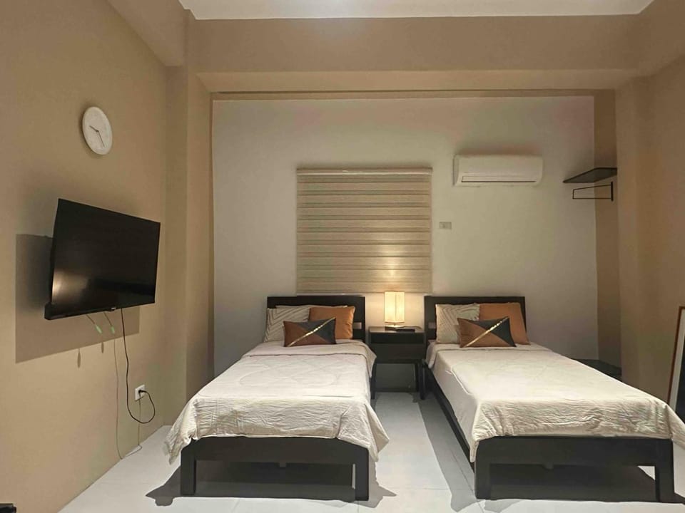Bed, TV and multimedia, Photo of the whole room, Bedroom, air conditioner