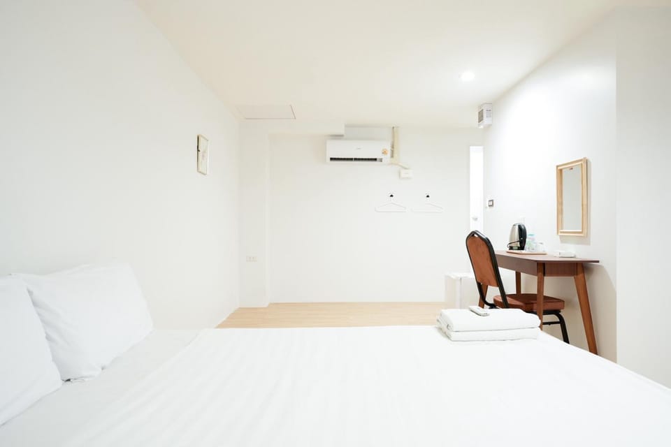 Bed, Photo of the whole room, Bedroom, air conditioner