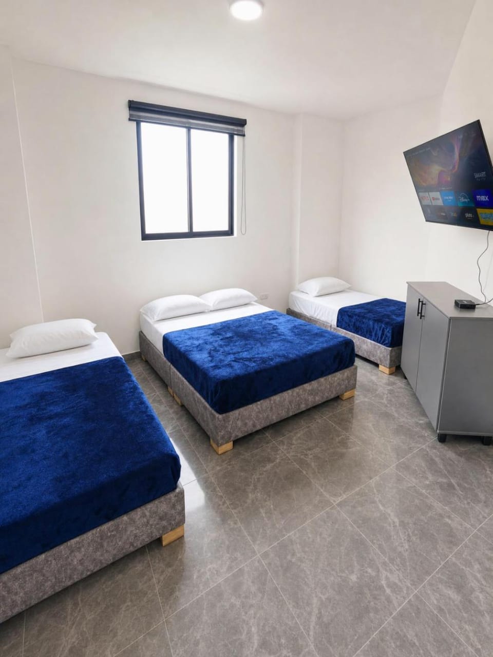Bed, TV and multimedia, Photo of the whole room, Bedroom
