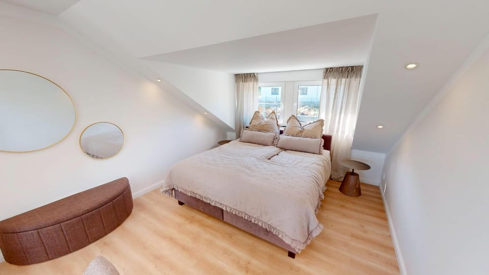 Bed, Photo of the whole room, Seating area, Bedroom