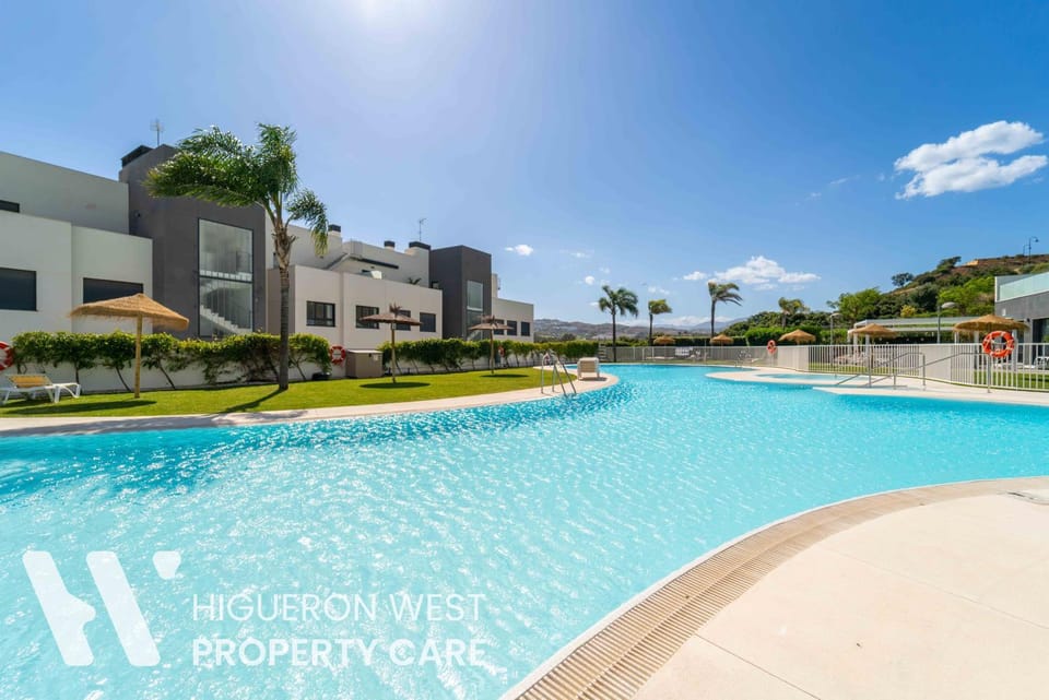Property building, Day, Pool view, Swimming pool, sunbed
