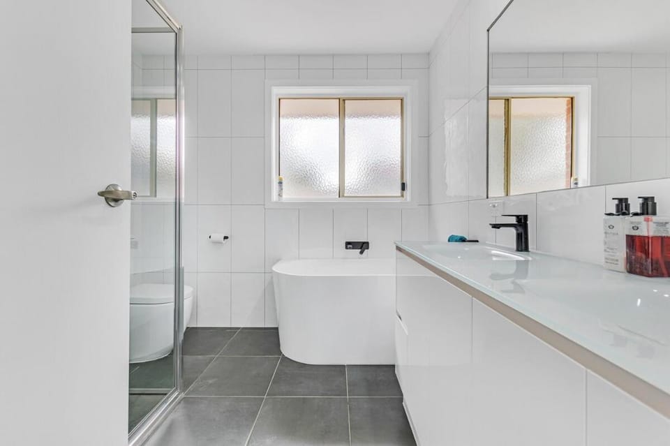 Shower, Toilet, Bathroom, Bath