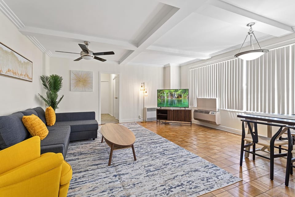 Spacious 2BR 2BA near The Grove w Parking Apartment hotel in San Fernando Valley