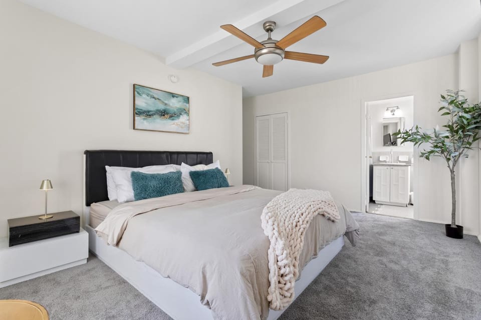 Spacious 2BR 2BA near The Grove w Parking Apartment hotel in San Fernando Valley