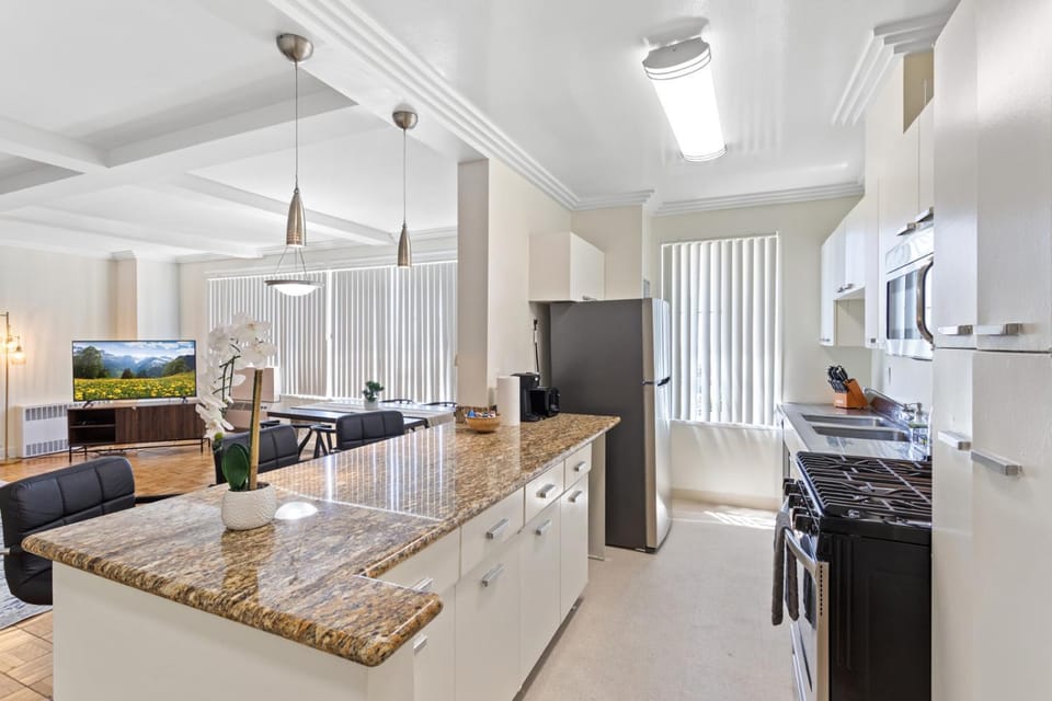 Spacious 2BR 2BA near The Grove w Parking Apartment hotel in San Fernando Valley