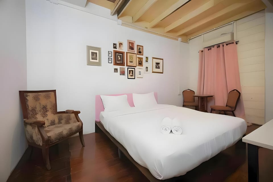 Bed, Living room, Seating area, Bedroom