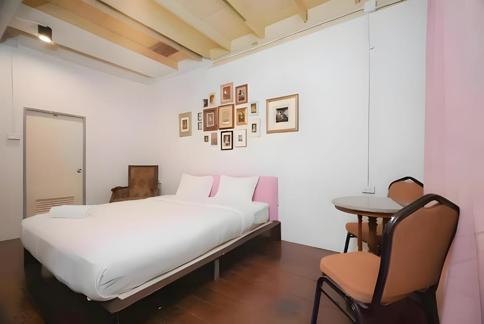 Bed, Photo of the whole room, Seating area, Bedroom