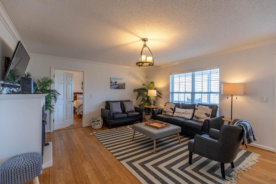 Seven Devils Sunrise - Updated home with mountain views gas firetable & game room House in Valley Creek