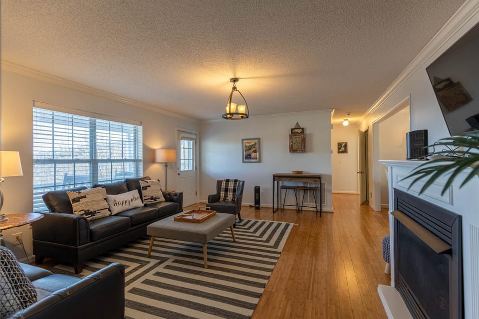 Seven Devils Sunrise - Updated home with mountain views gas firetable & game room House in Valley Creek
