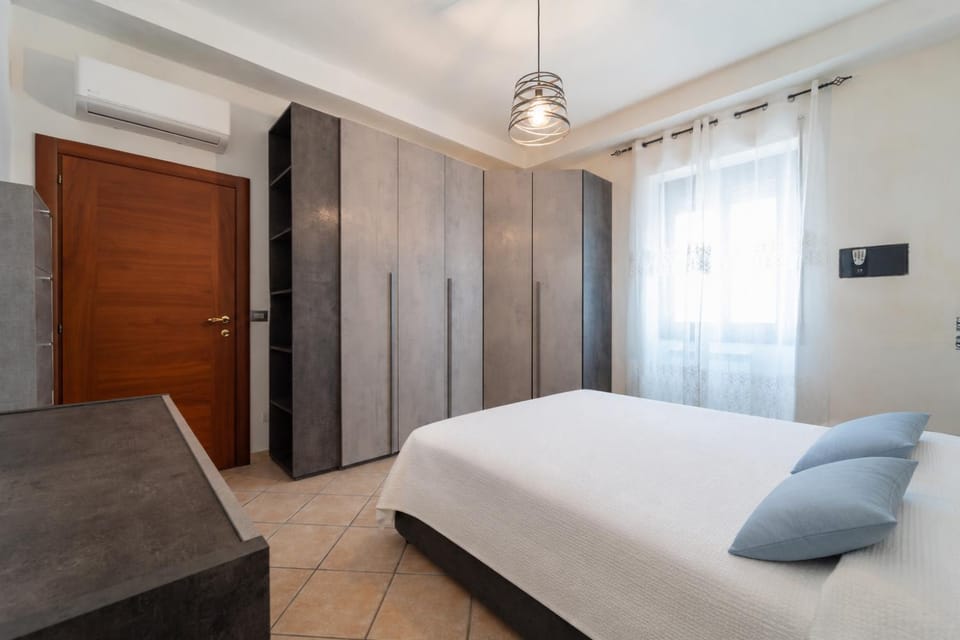 Bed, Photo of the whole room, Bedroom, wardrobe, air conditioner