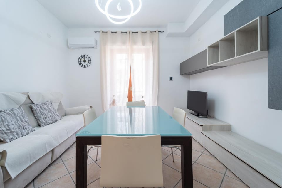 Communal lounge/ TV room, TV and multimedia, Living room, Seating area, Lunch, air conditioner