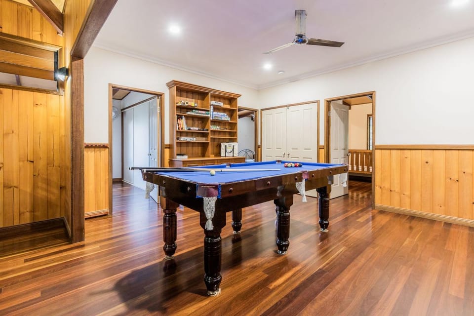Billiard, Game Room