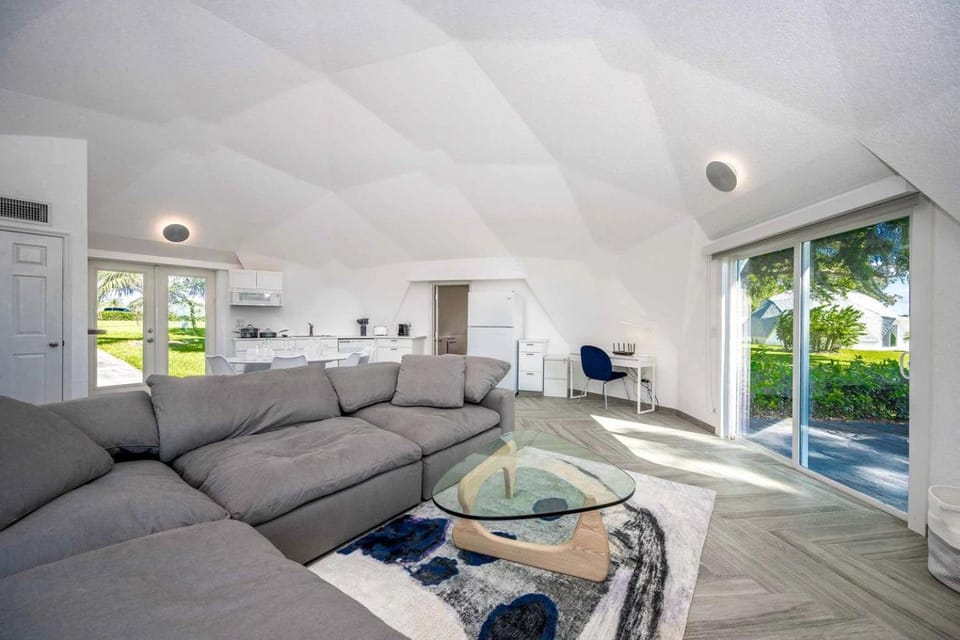 Lakefront Tiny House with Sunrise Deck & BBQ Area in Clemont, Florida House in Groveland