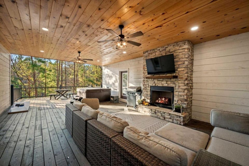 Cozy Cabin with Hot Tub & Fireplace in Broken Bow, Oklahoma Cabin in Broken Bow