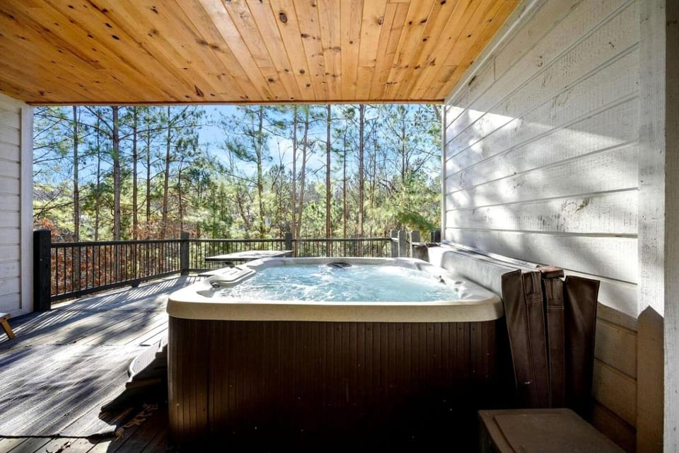 Cozy Cabin with Hot Tub & Fireplace in Broken Bow, Oklahoma Cabin in Broken Bow