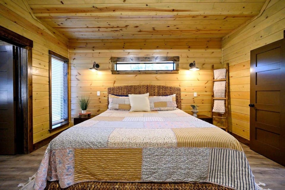 Cozy Cabin with Hot Tub & Fireplace in Broken Bow, Oklahoma Cabin in Broken Bow