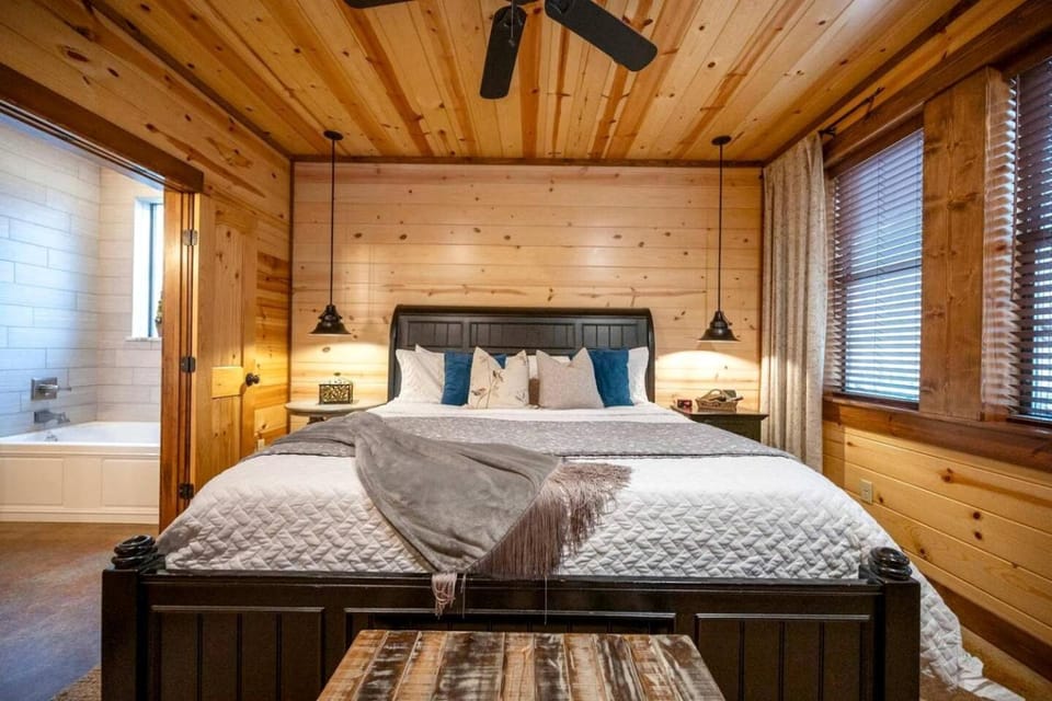 Luxury Cabin with Hot Tub & Game Room Retreat in Broken Bow, Oklahoma Cabin in Oklahoma