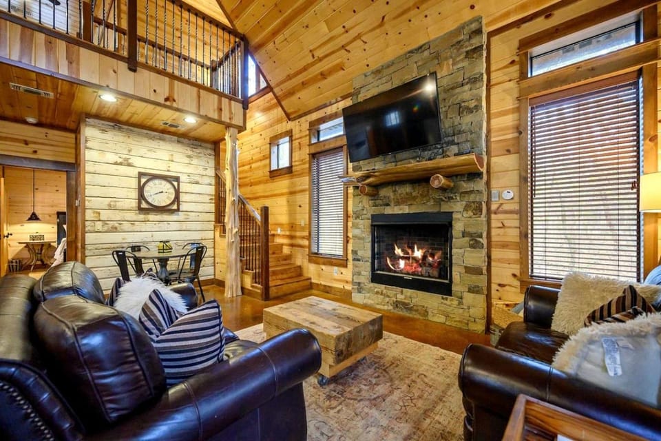 Luxury Cabin with Hot Tub & Game Room Retreat in Broken Bow, Oklahoma Cabin in Oklahoma