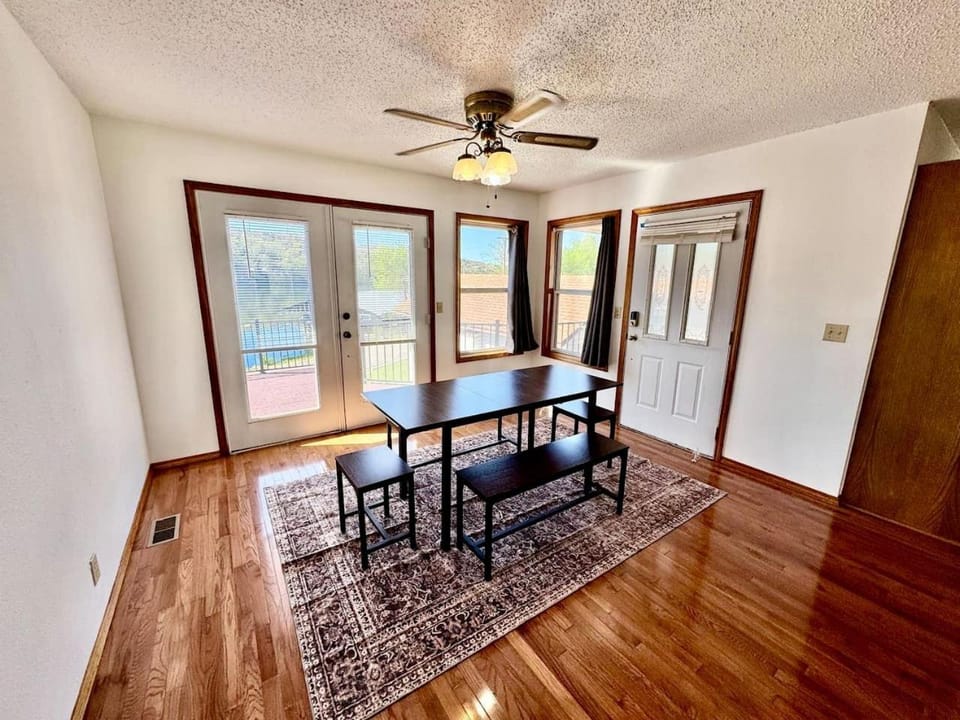 Peaceful Lake Escape with Boat Slip & Spacious Lounge in Garfield, Arkansas House in Rockaway Beach