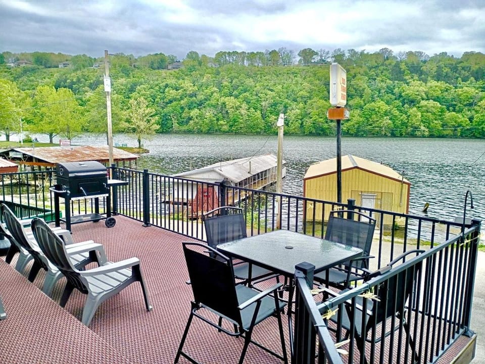 Peaceful Lake Escape with Boat Slip & Spacious Lounge in Garfield, Arkansas House in Rockaway Beach
