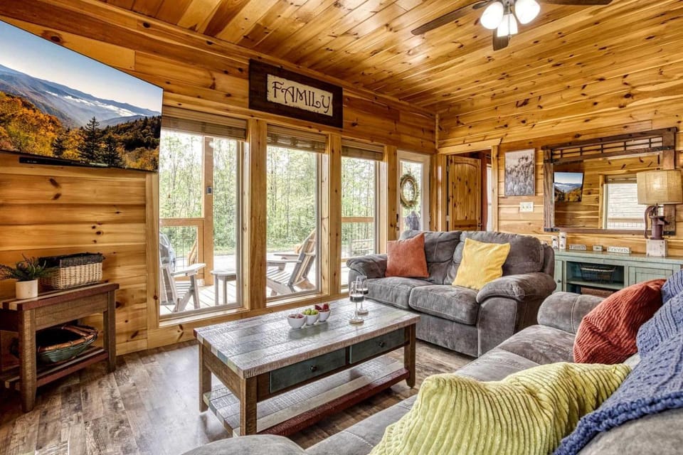 Spacious Mountain Cabin Retreat with Theater, Hot Tub & Fire Pit in Sevierville, Tennessee Cabin in Sevierville