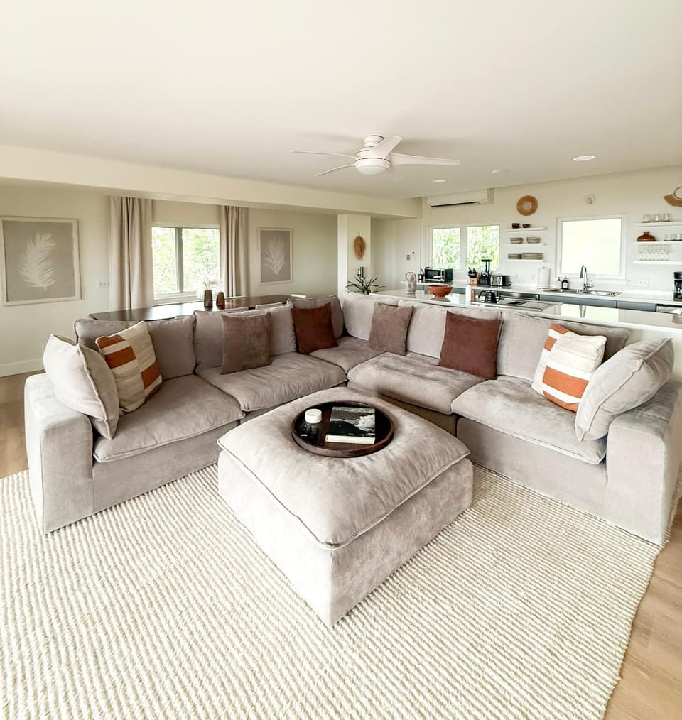 Kitchen or kitchenette, Living room, Seating area, Dining area