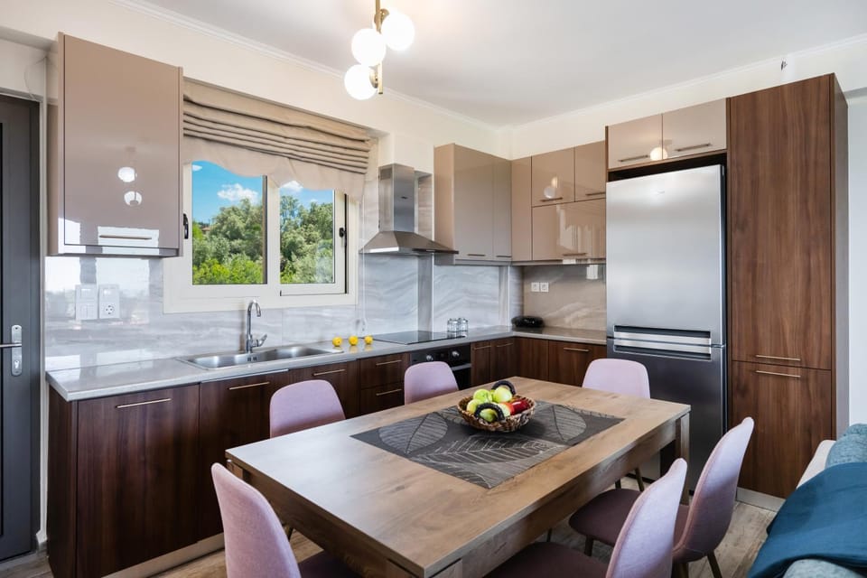 Kitchen or kitchenette, Dining area, oven, stove