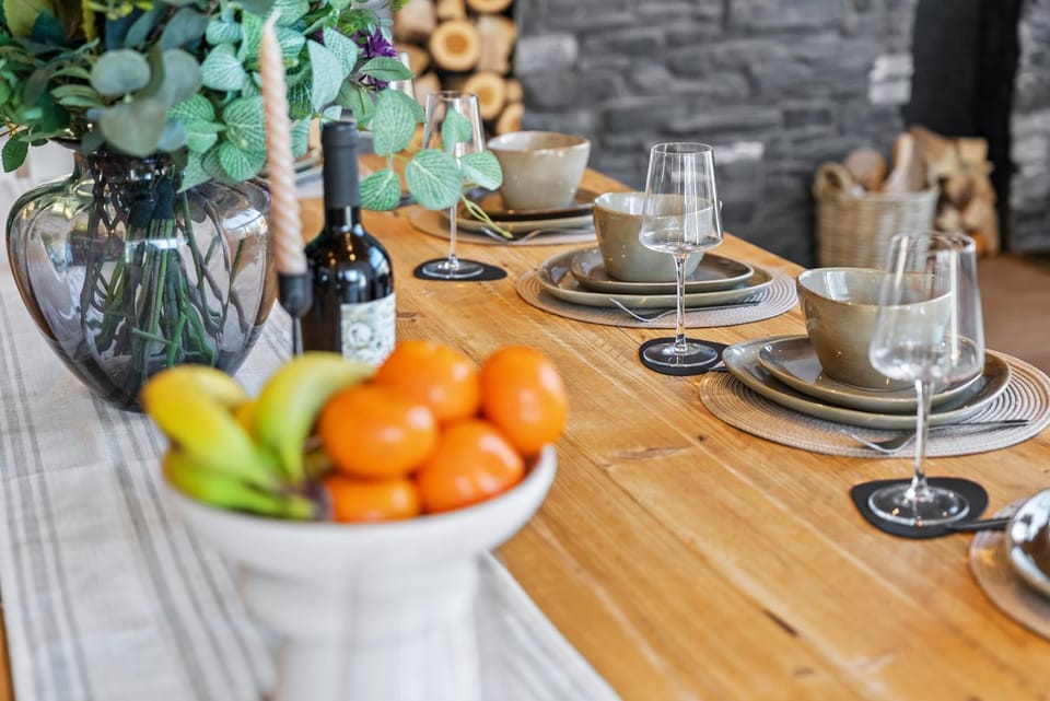 Living room, Food and drinks, Seating area, Food, Lunch, Dinner, Drinks