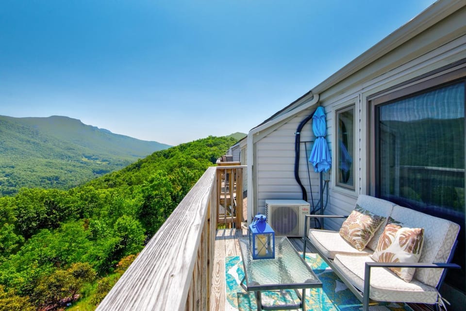 Top Of Seven 2BR - Amazing Grandfather Mtn views from this updated condo House in Seven Devils