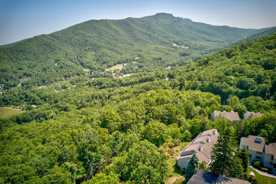 Top Of Seven 2BR - Amazing Grandfather Mtn views from this updated condo House in Seven Devils