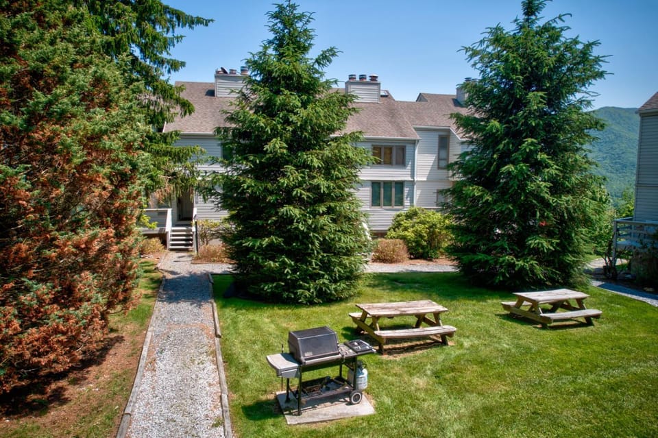 Top Of Seven 2BR - Amazing Grandfather Mtn views from this updated condo House in Seven Devils
