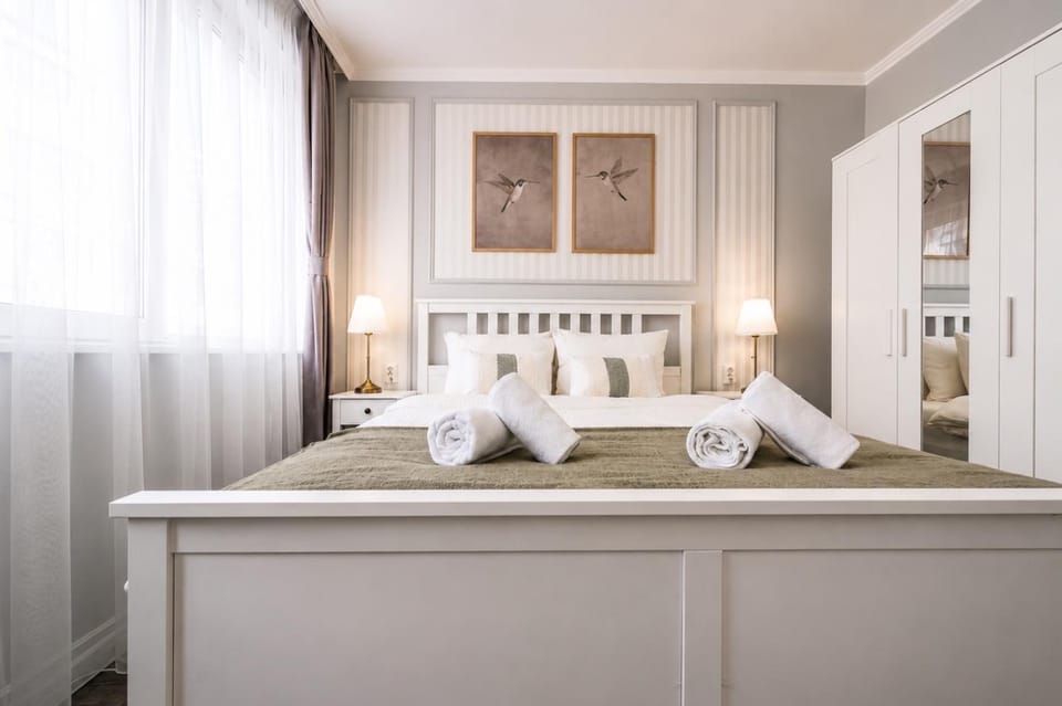 Bed, Bedroom, towels