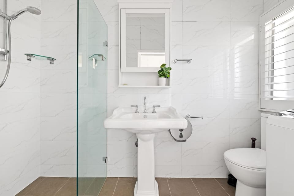 Private Single Room - Conveniently Located with Shared Bathroom Bed and Breakfast in Sydney