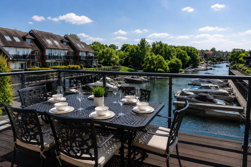 Property building, View (from property/room), Balcony/Terrace, River view