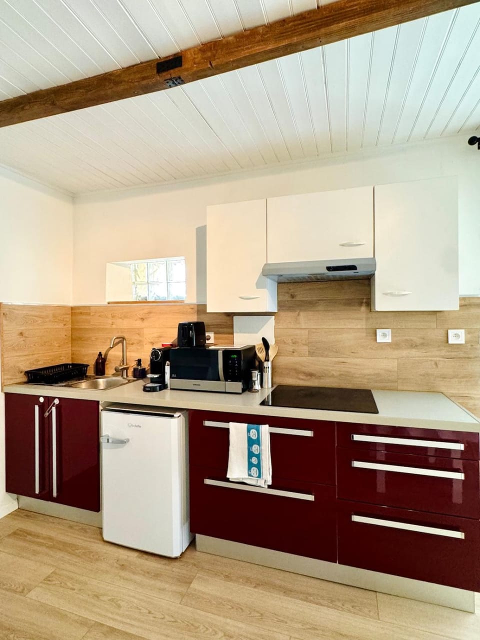 Coffee/tea facilities, Kitchen or kitchenette, flat iron, microwave, stove, kitchen