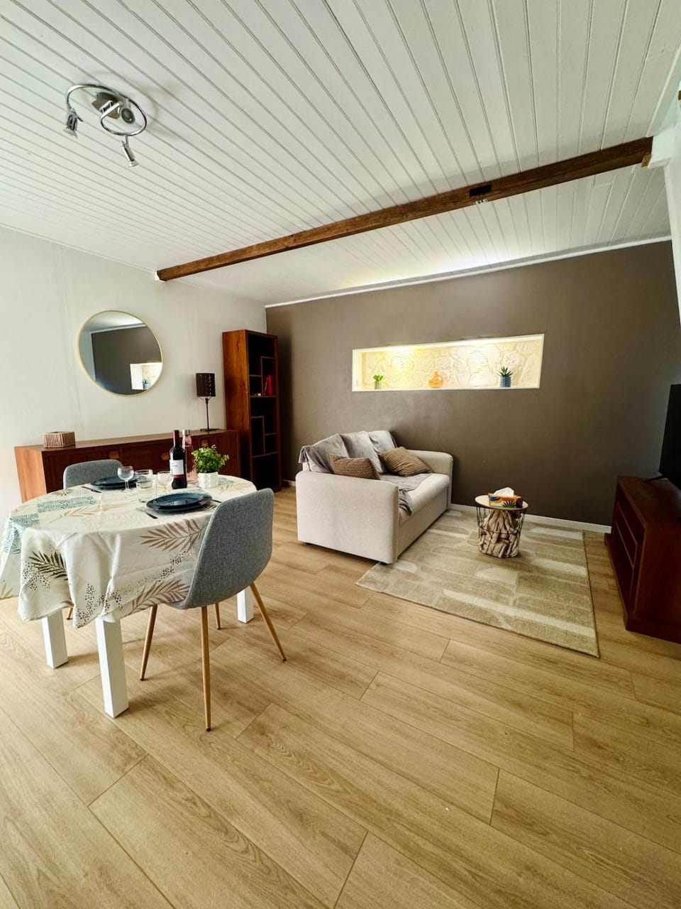 TV and multimedia, Living room, Dining area, Meals